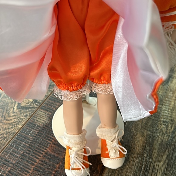 University of Tennessee Rocky Top UT cheerleader porcelain 16 inch doll w/stand - Picture 6 of 12